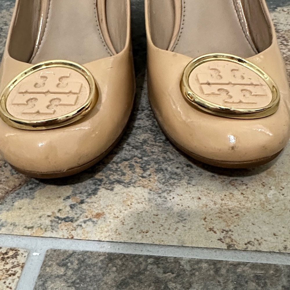 Tory Burch Beige Patent Leather Wedges size 7.5 - Picture 3 of 8